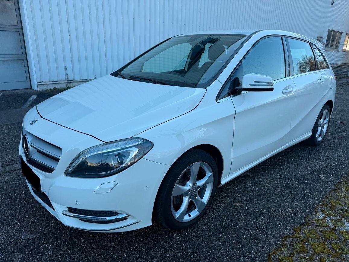 Mercedes-Benz B180 AUTOMATIK AHK BI-XENON SITZHEIZUNG