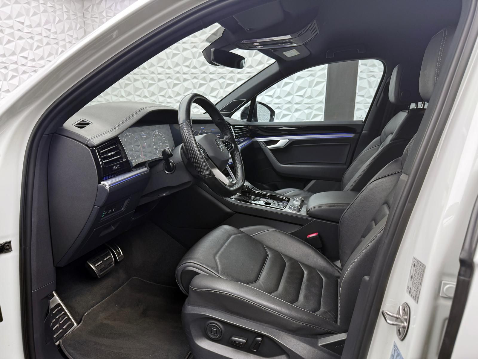 Fahrzeugabbildung Volkswagen 3.0 TDI R-LINE/ALLRADLENK/DYNAUDIO/STANDHZ/AHK/M