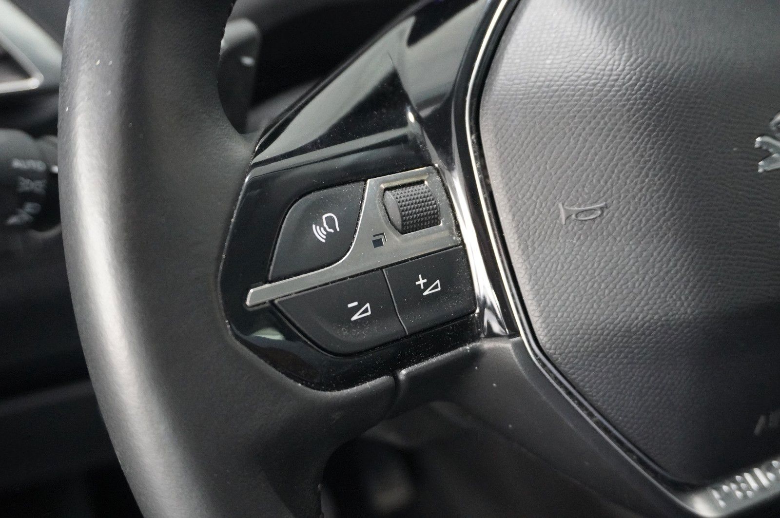 Fahrzeugabbildung Peugeot 5008 1.2T ACTIVE PACK 7-SITZ NAVI/LED/KAMERA/DAB