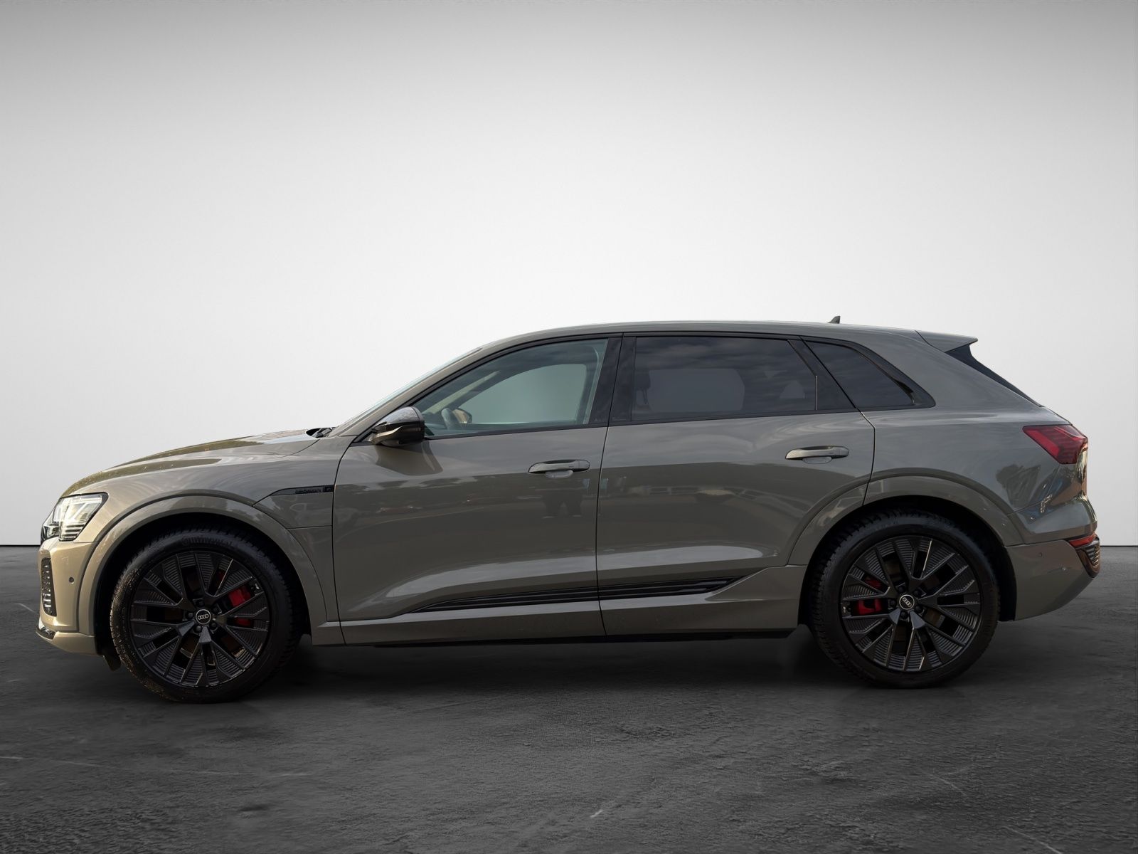 Audi Q8 e-tron 55 quattro S line  HeadUp AHK Standhei imagem 3