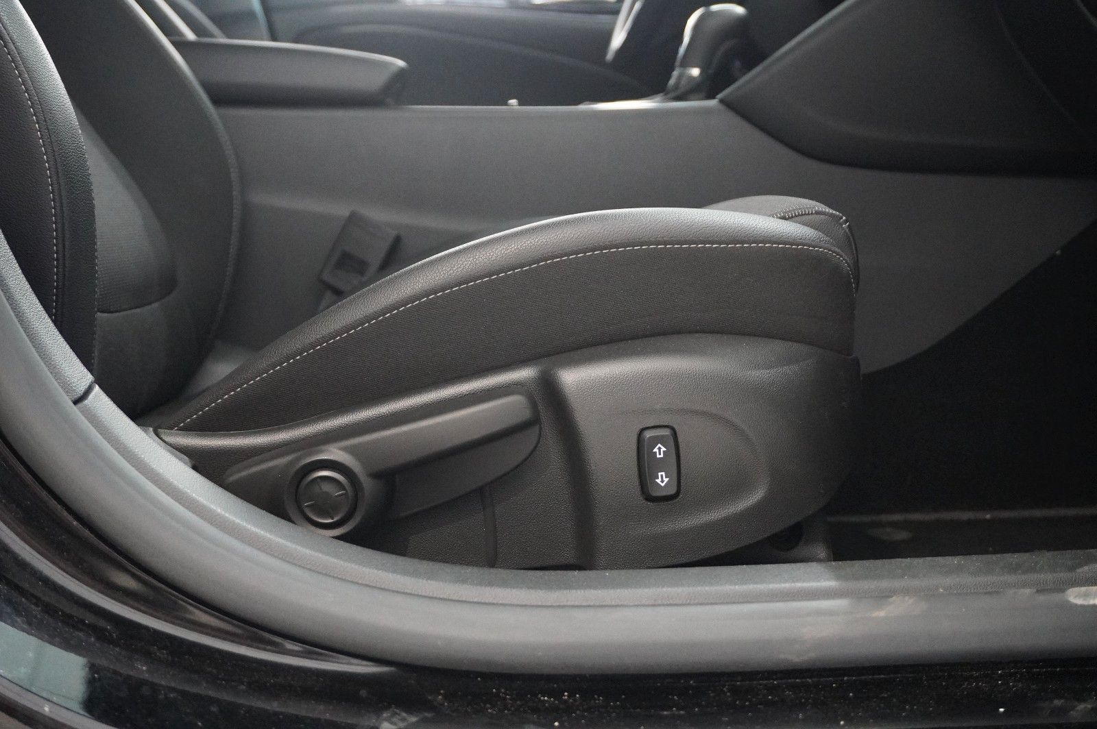 Fahrzeugabbildung Opel Insignia B ST 2.0D ELEGANCE 4X4 NAVI/HUD/BOSE/AH