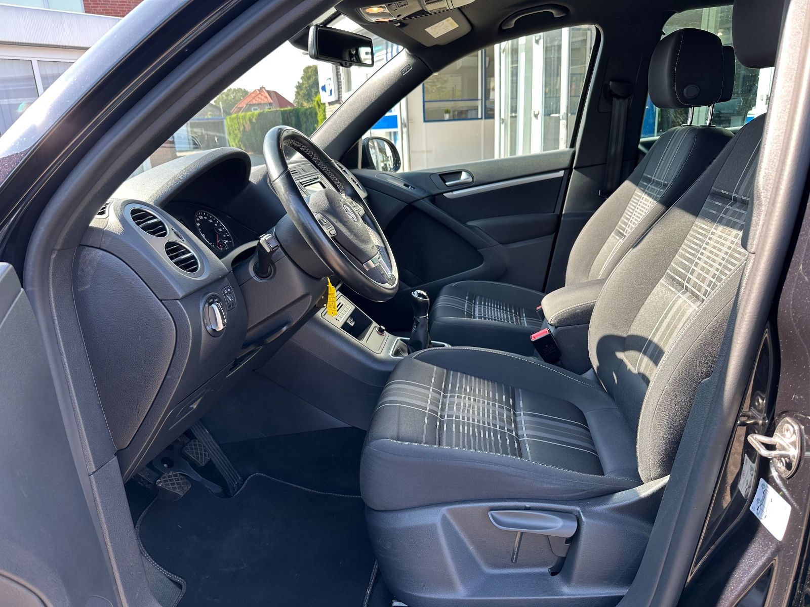 Fahrzeugabbildung Volkswagen Tiguan 1.4 TSI R-Line AHK/Navi/GRA/SHZG
