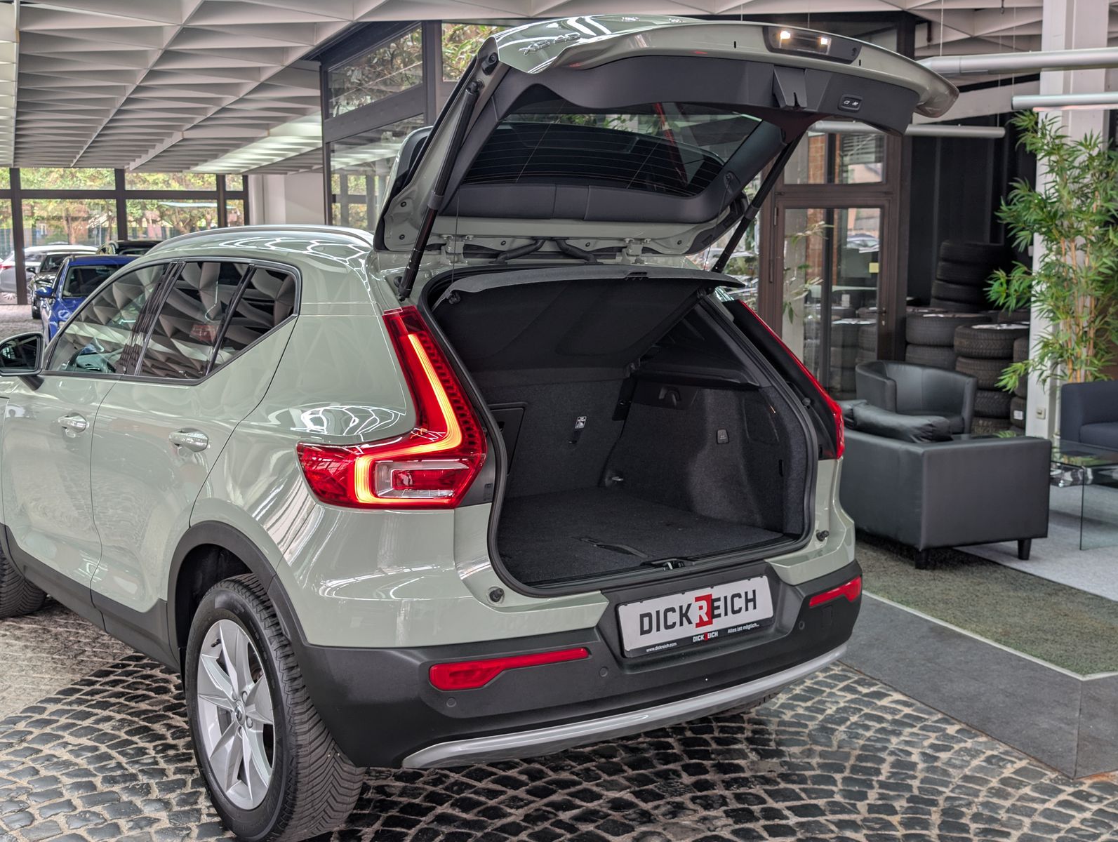 Fahrzeugabbildung Volvo XC40 B3 Core Winter-Pk. LED*VC*KEYLESS*SOUND*18"