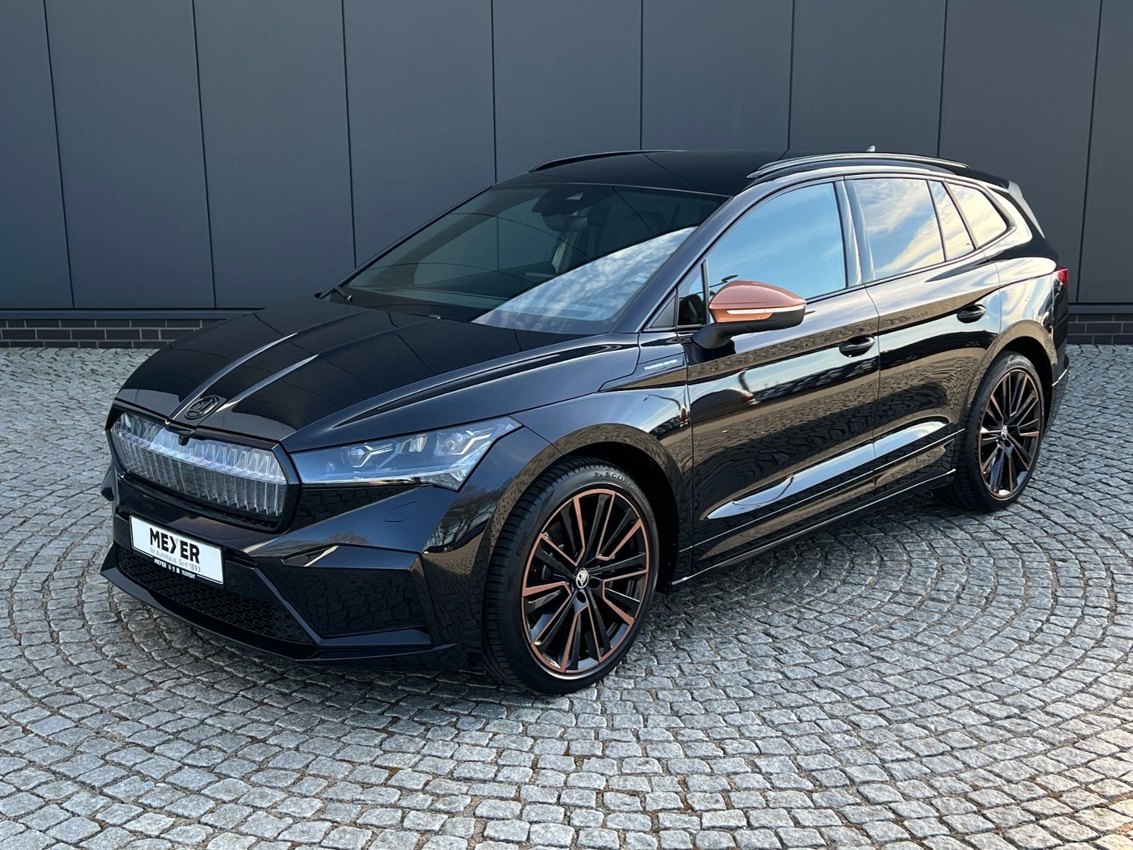 Fahrzeugabbildung SKODA Enyaq iV 80 Founders Edition *Wärmepumpe, Navi,