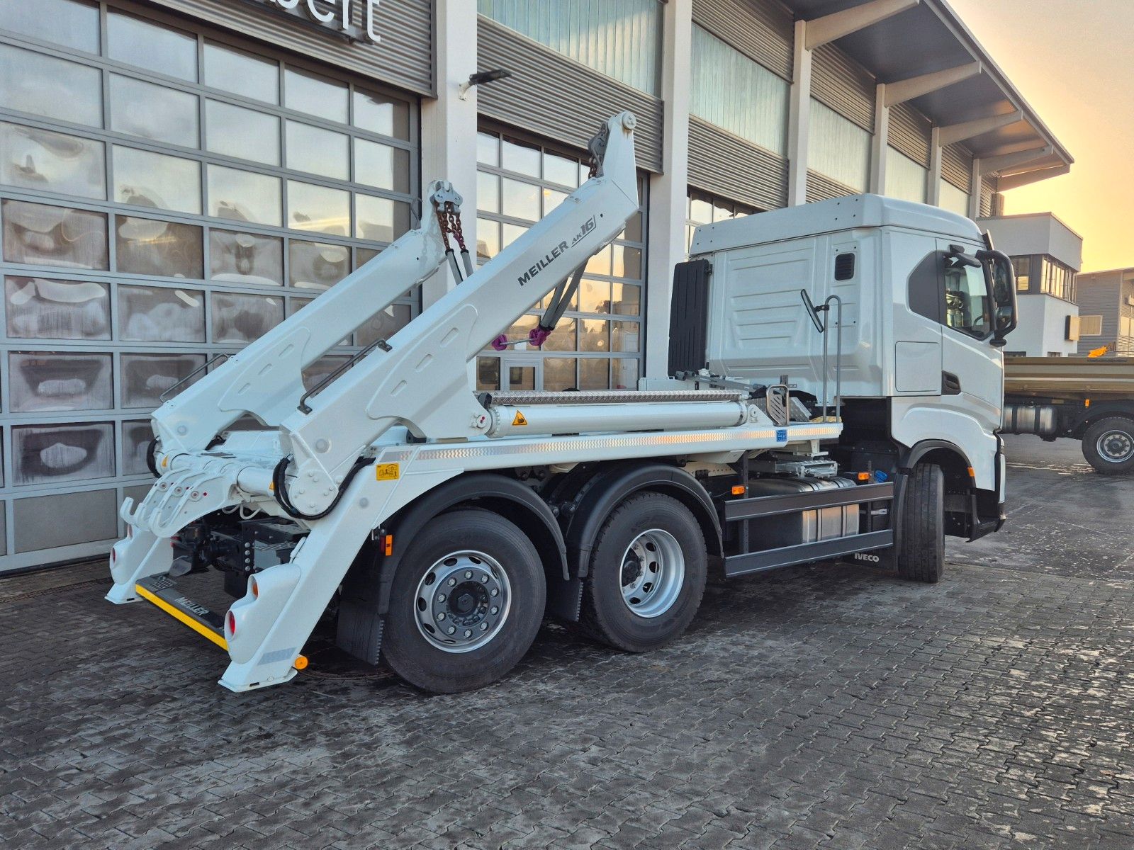 Fahrzeugabbildung Iveco X-Way 460 6x2 Absetzkipper Meiller AK16