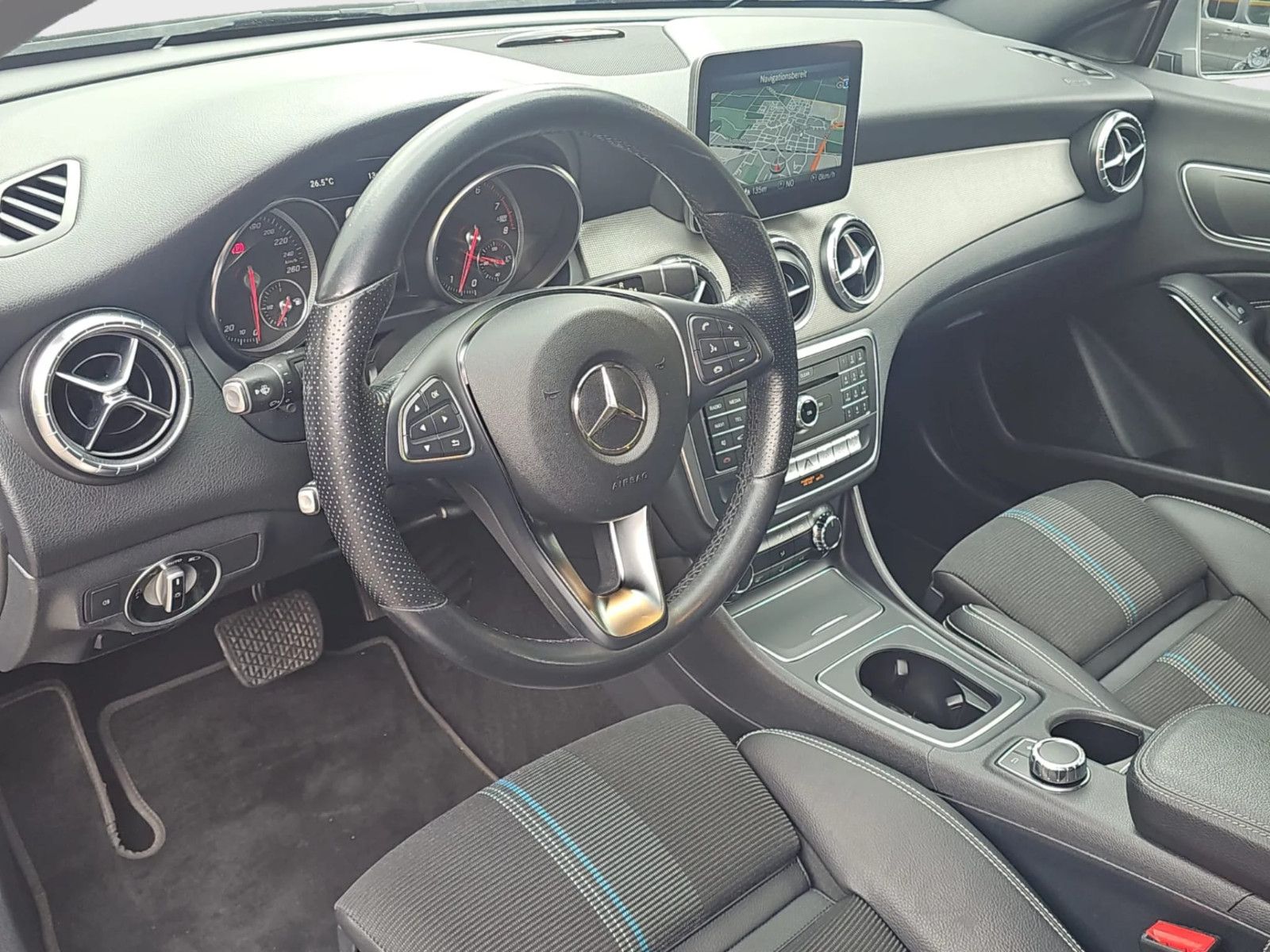 Mercedes-Benz CLA 200-Urban-RFK-Business-Navi-CarPlay-LED-ACC foto 4