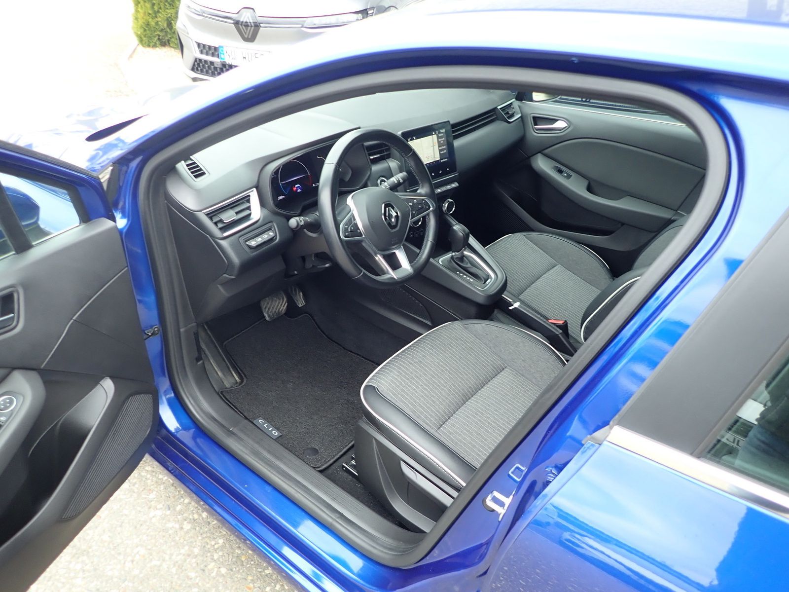 Fahrzeugabbildung Renault Clio Intens E-Tech 140