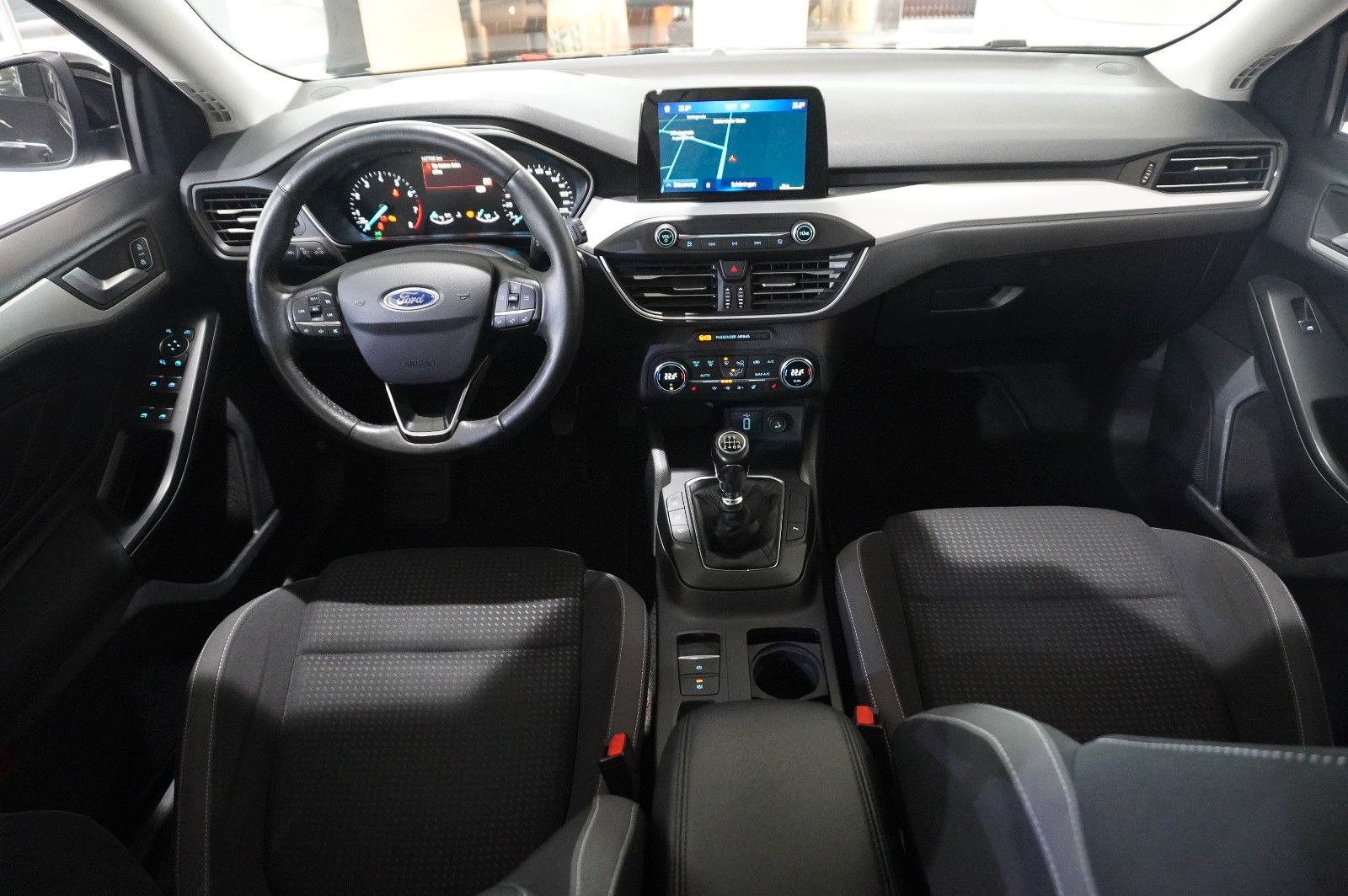Fahrzeugabbildung Ford Focus Lim. 1.0 COOL & CONN. NAVI/LED/SPORT/SHZ