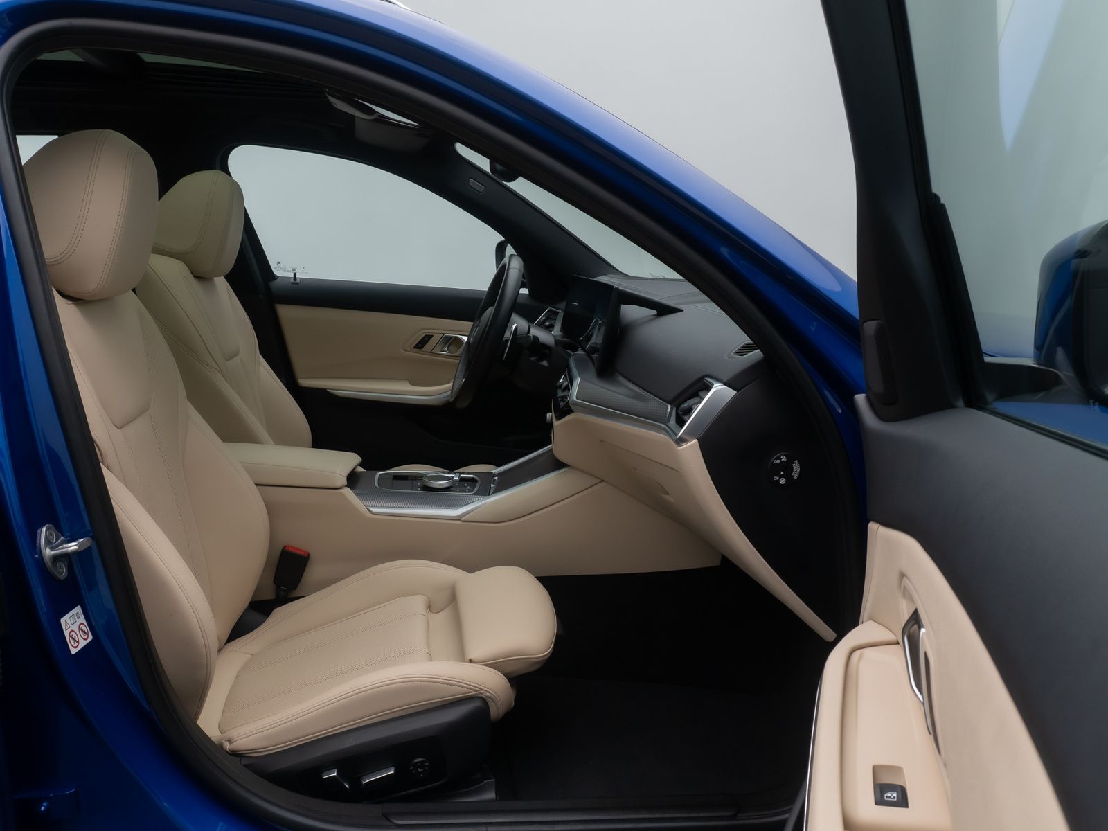 Fahrzeugabbildung BMW 330e xD  M Sport Panorama Kamera HUD DAB HiFi