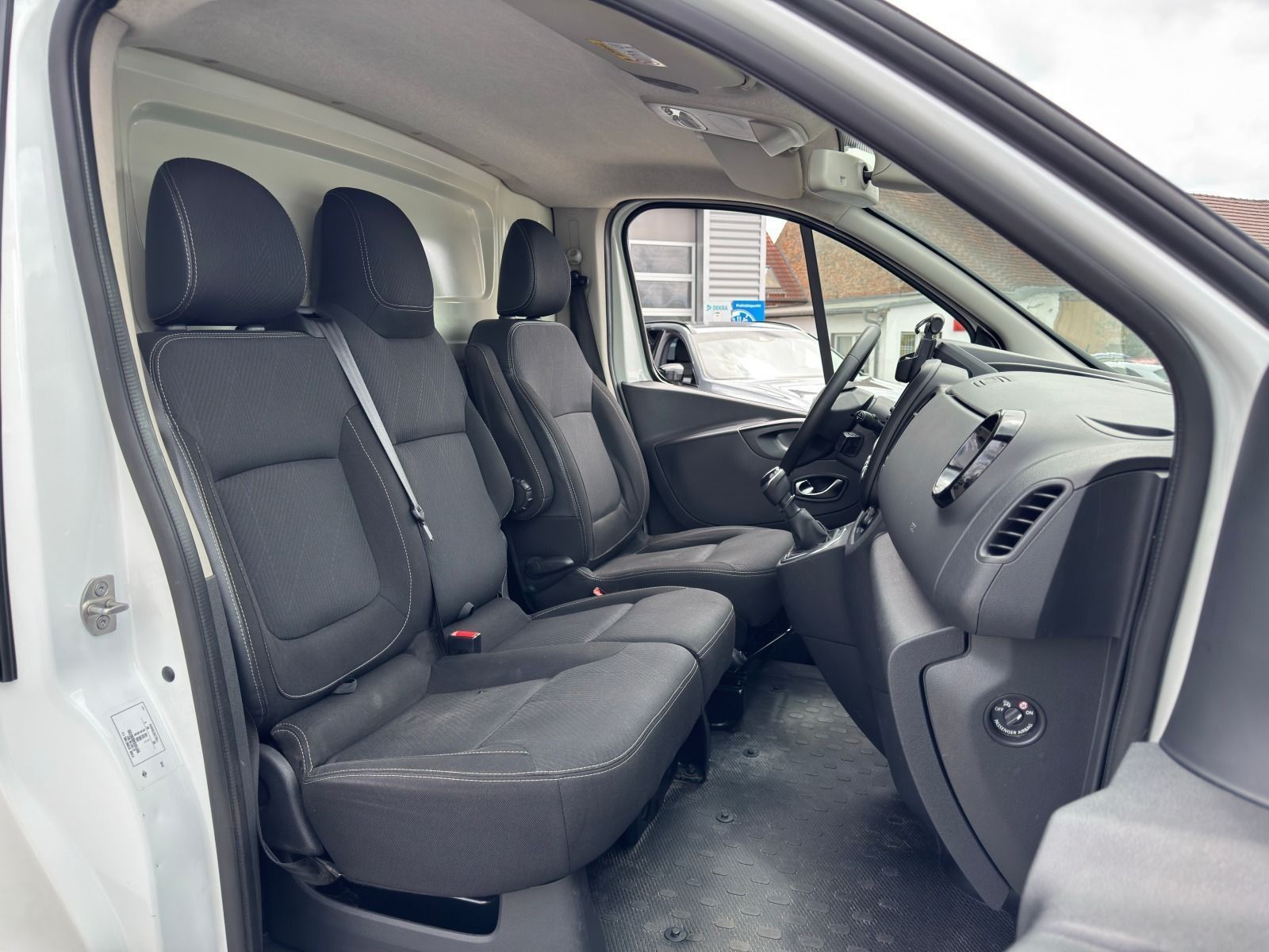 Fahrzeugabbildung Nissan NV300 2,7t dCi 120 DPF L1H1 COMFORT