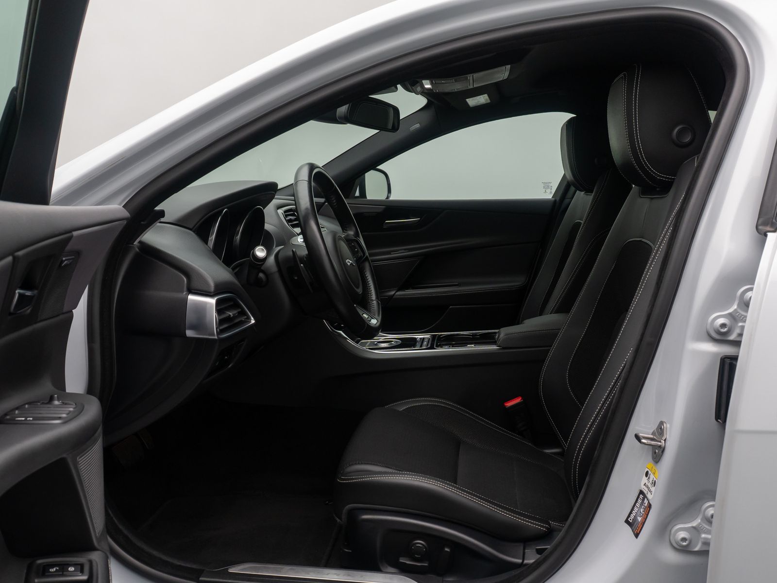 Fahrzeugabbildung Jaguar XE R-Sport FahrAssist Navi Sound Komfort 19Zoll