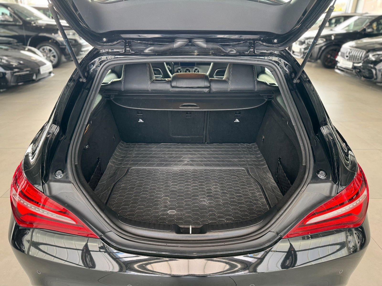 Fahrzeugabbildung Mercedes-Benz CLA 180 Shooting Brake Urban "LED + Business-P."