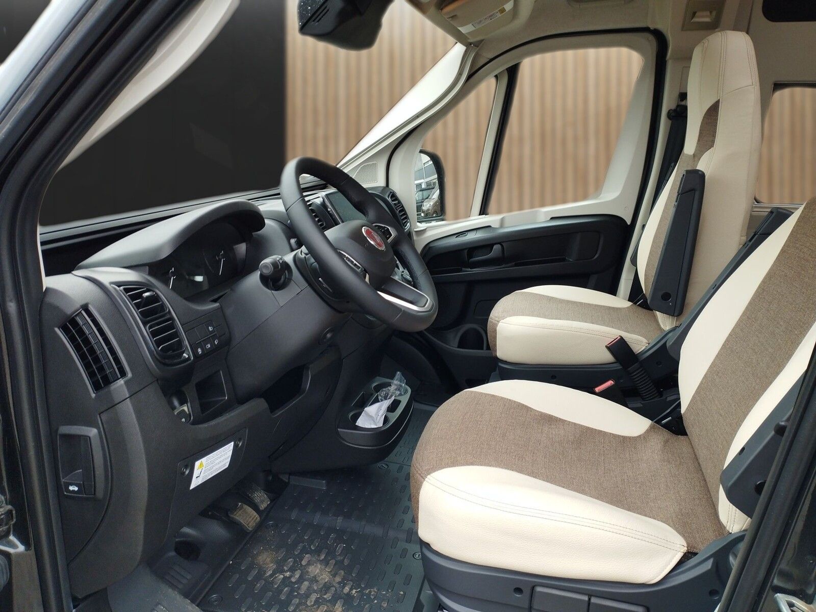 Fahrzeugabbildung Eura Mobil Van V 595 HB RFK, Klimaauto, Fahrassistenzpaket