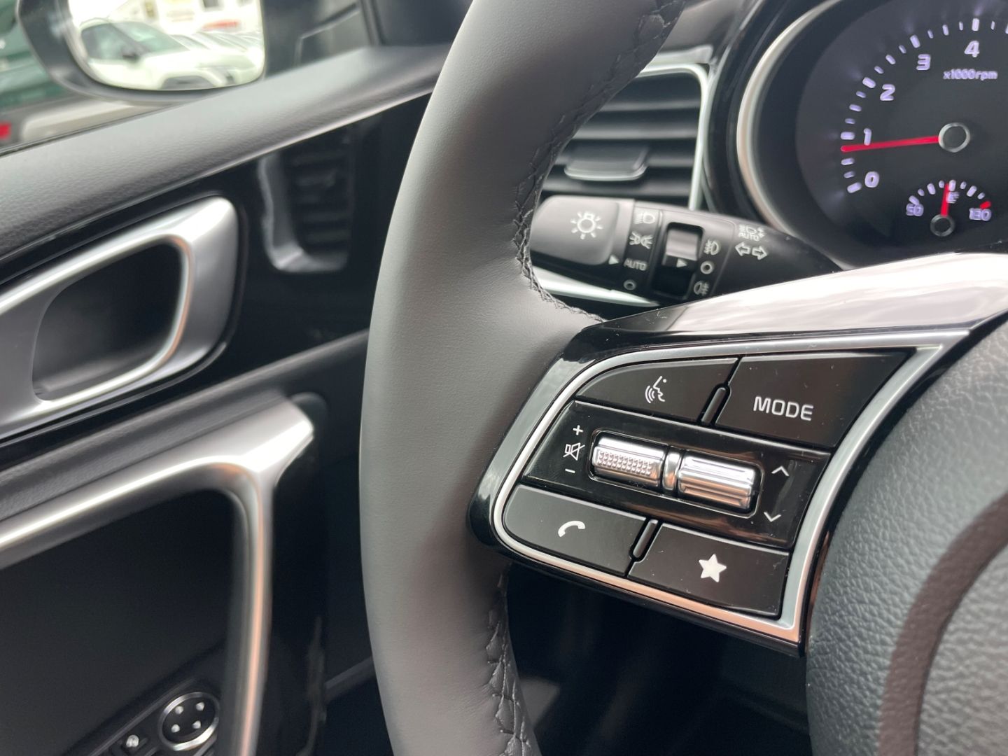 Fahrzeugabbildung Kia Ceed_sw Spirit TotWinkAss Kamera SHZ vo/hi LED