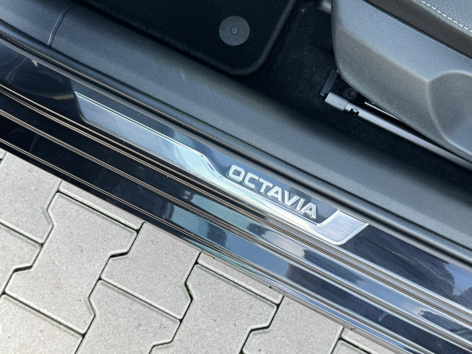 Fahrzeugabbildung SKODA Octavia 1.5 DSG Sportline PANO*MATRIX*AHK*5J.GAR