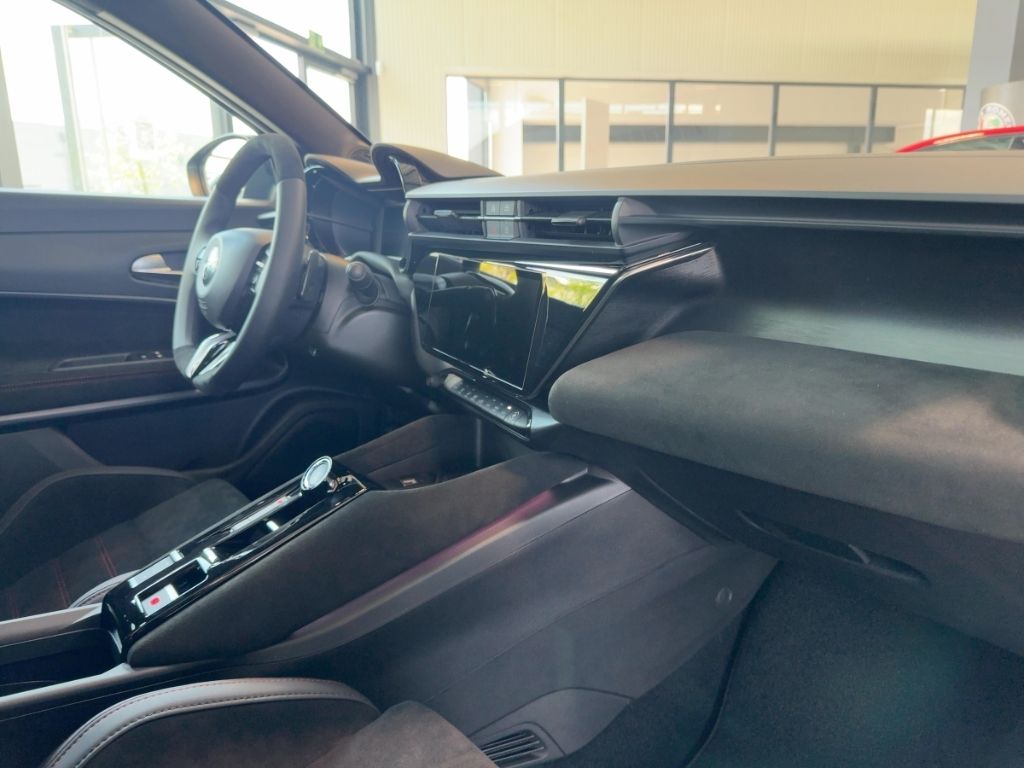 Fahrzeugabbildung Alfa Romeo Junior 145 PS Ibrida Q4 Allrad, P-Dach, 18'', Ma