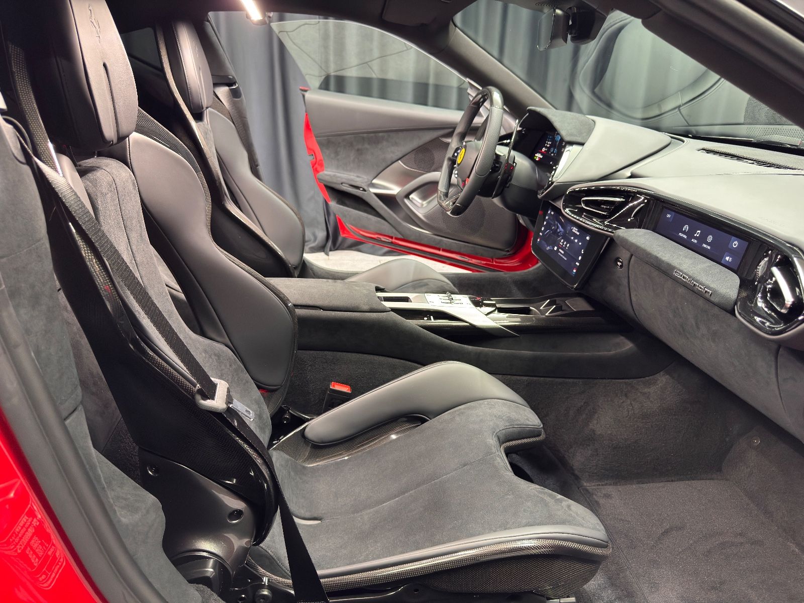 Fahrzeugabbildung Ferrari 12Cilindri|LIFT|FULL-CARBON|RACING-SEAT|ON STOCK