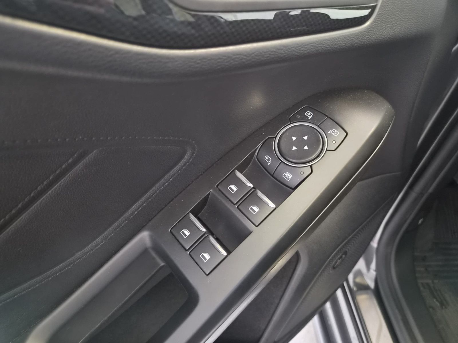 Fahrzeugabbildung Ford Focus Lim. ST-Line / NAVI / KAMERA /1. Hand