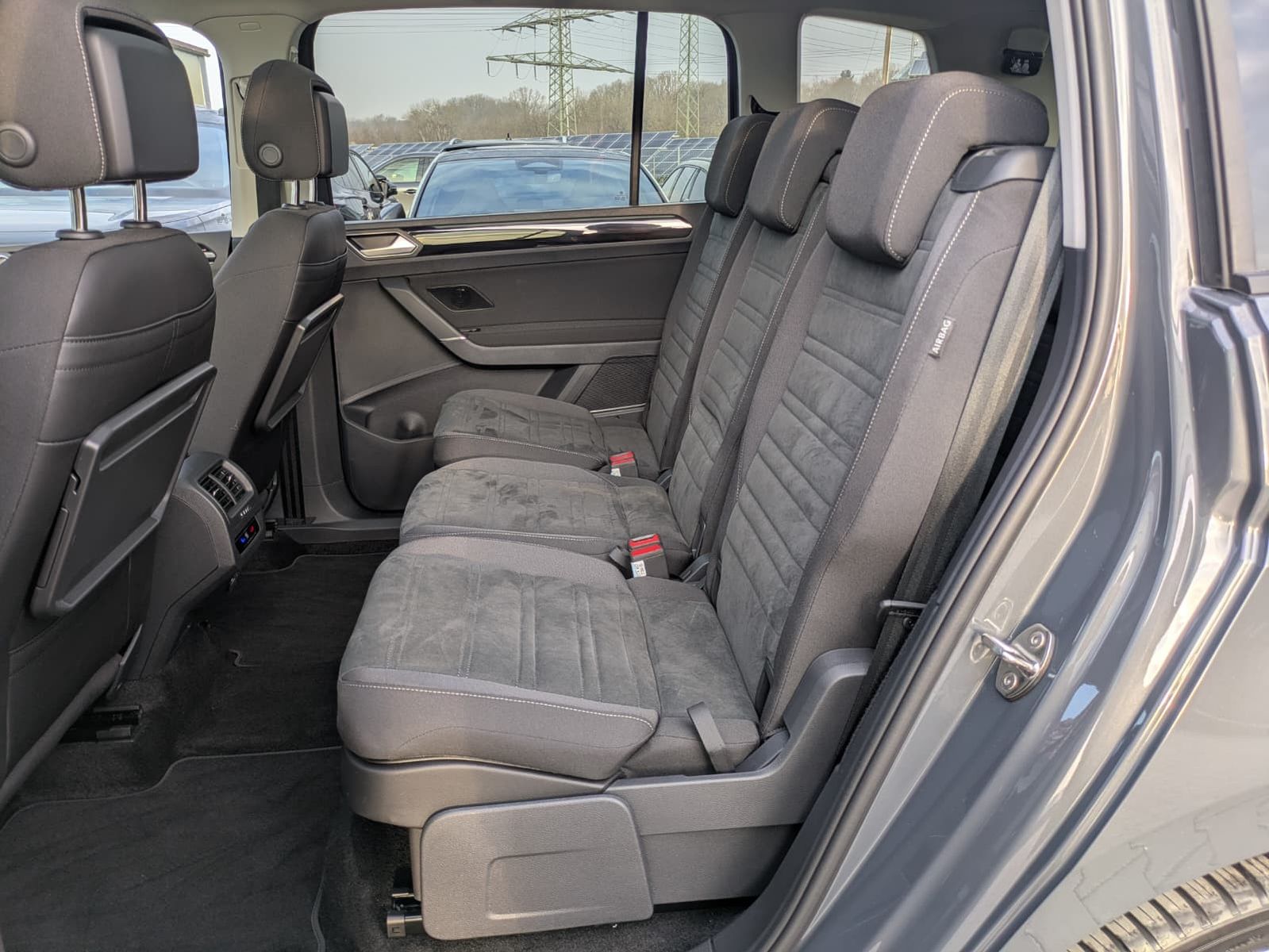 Fahrzeugabbildung Volkswagen Touran 2.0 DSG R-Line High BLACK Pano 7Si IQ AHK