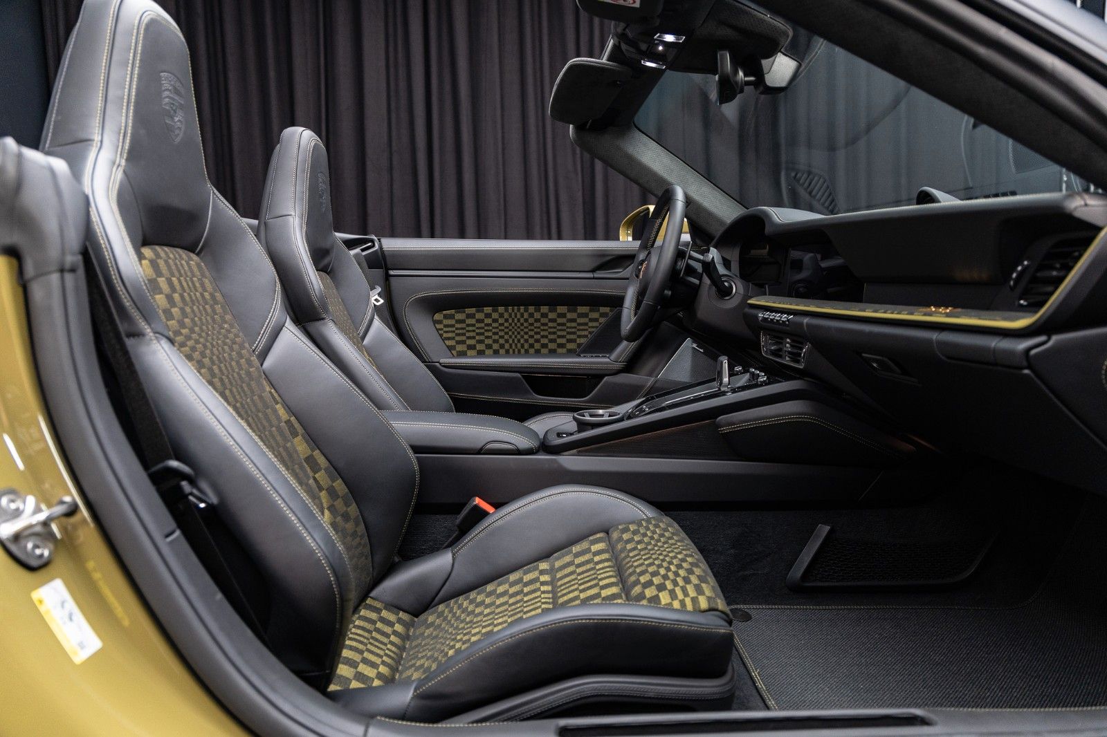 Fahrzeugabbildung Porsche 992.2 GTS Cabrio Spirit 70 + PCCB + Burmester