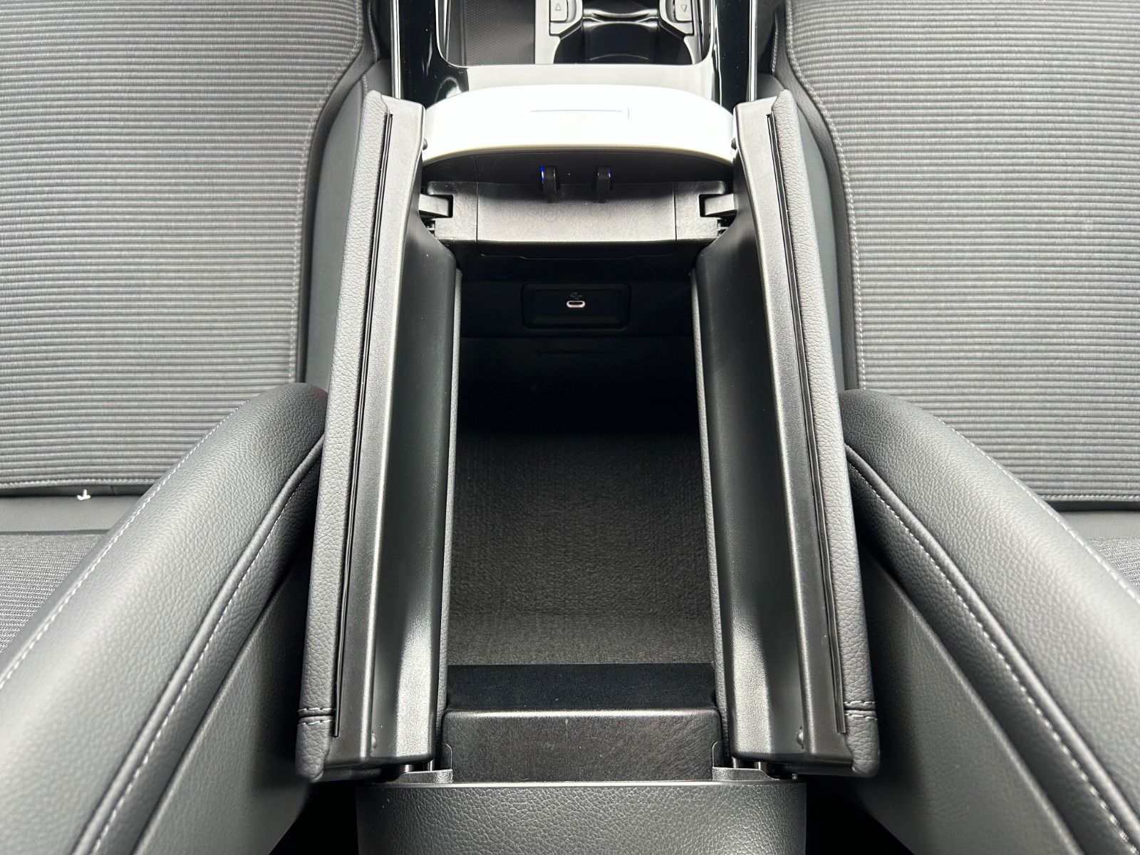 Fahrzeugabbildung Mercedes-Benz C 220 AVANTGARDE+DIS+HUD+360°+DAB+MEMORY+SPUR
