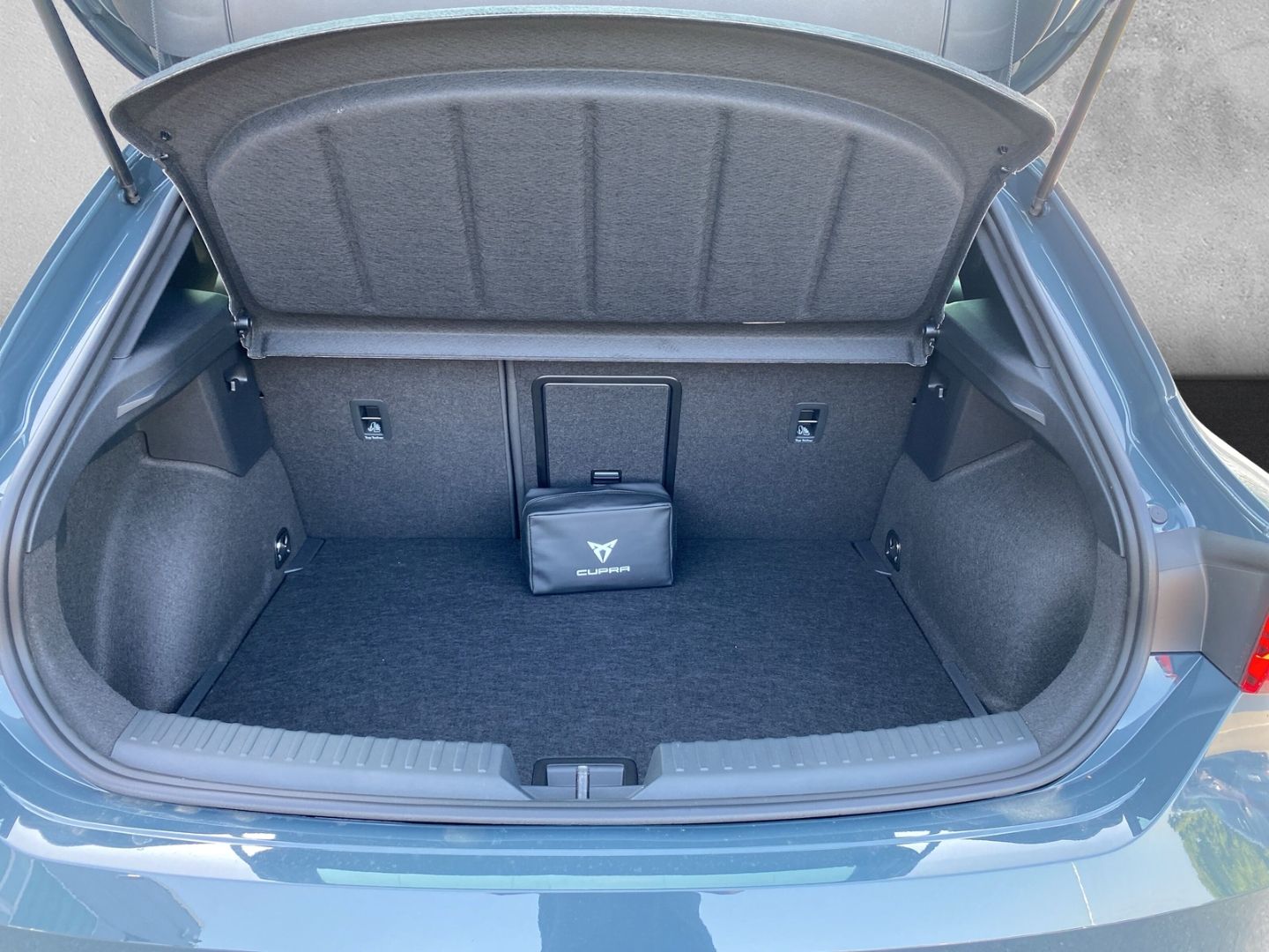 Fahrzeugabbildung CUPRA Leon 2.0 TSI 221 kW VZ*Matrix*NAVI*SHZ*ACC*Full-