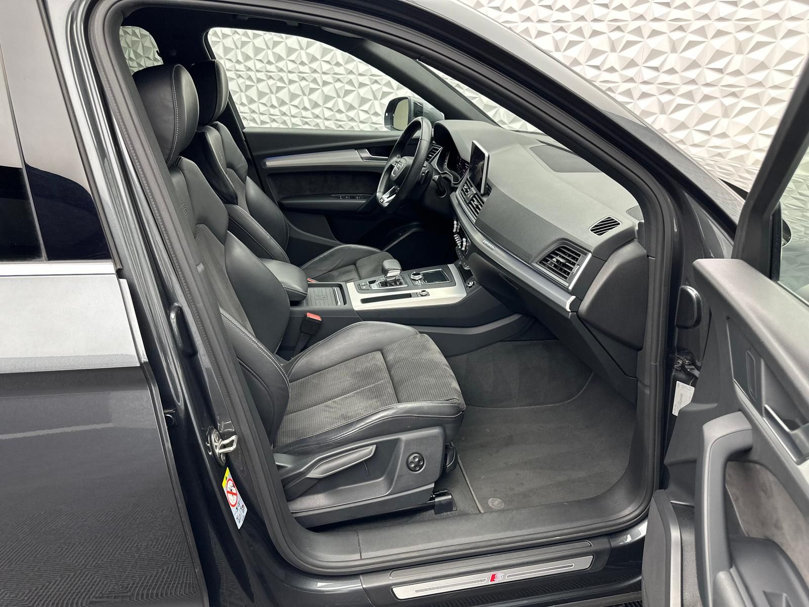 Fahrzeugabbildung Audi Q5 40TDI QUATTRO/SPORT/S-LINE/PANO/PDC/LED/AHK