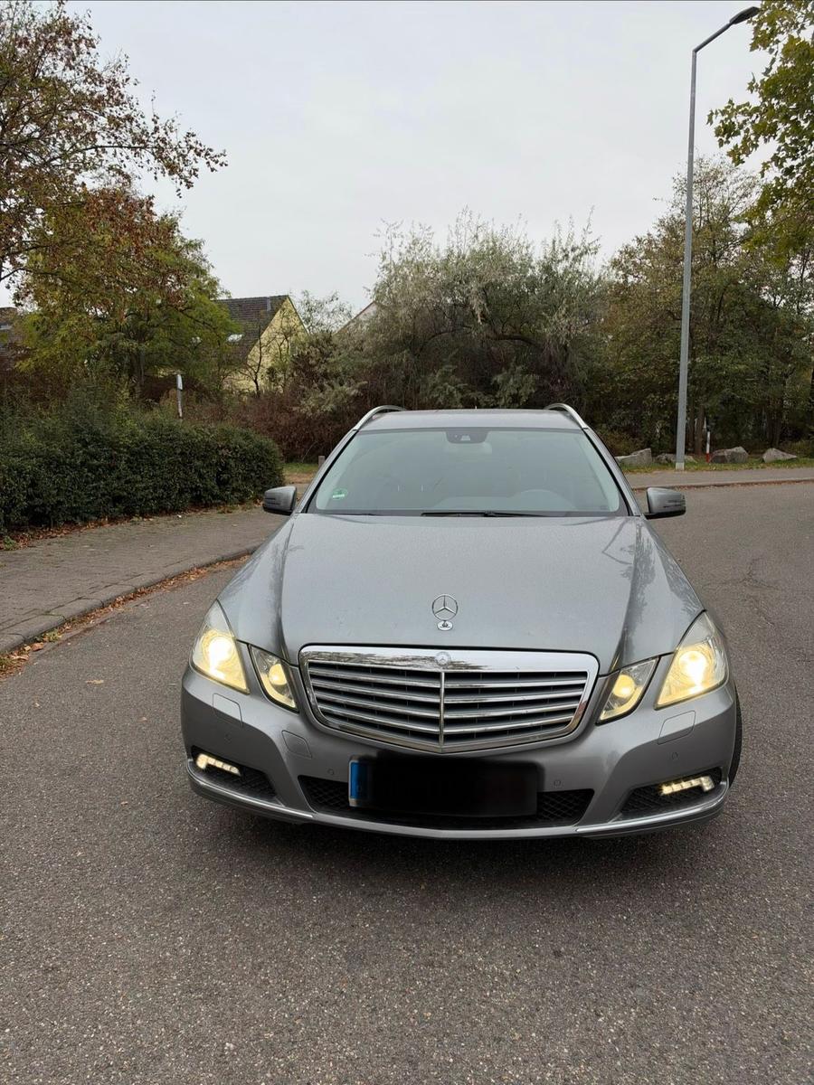 Mercedes-Benz E350 2011 — вигляд ззаду