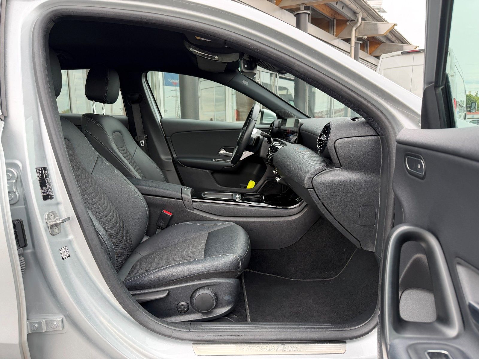 Fahrzeugabbildung Mercedes-Benz A 200 AHK+LED+Carplay+R-Kamera+SHZ+IHC