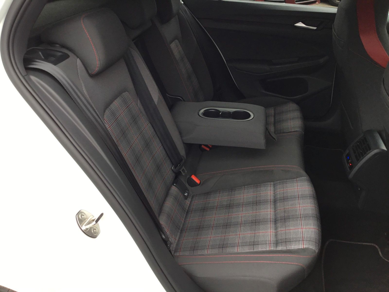 Fahrzeugabbildung Volkswagen Golf 2.0 TSI DSG GTI+Pano+18"+IQ Light
