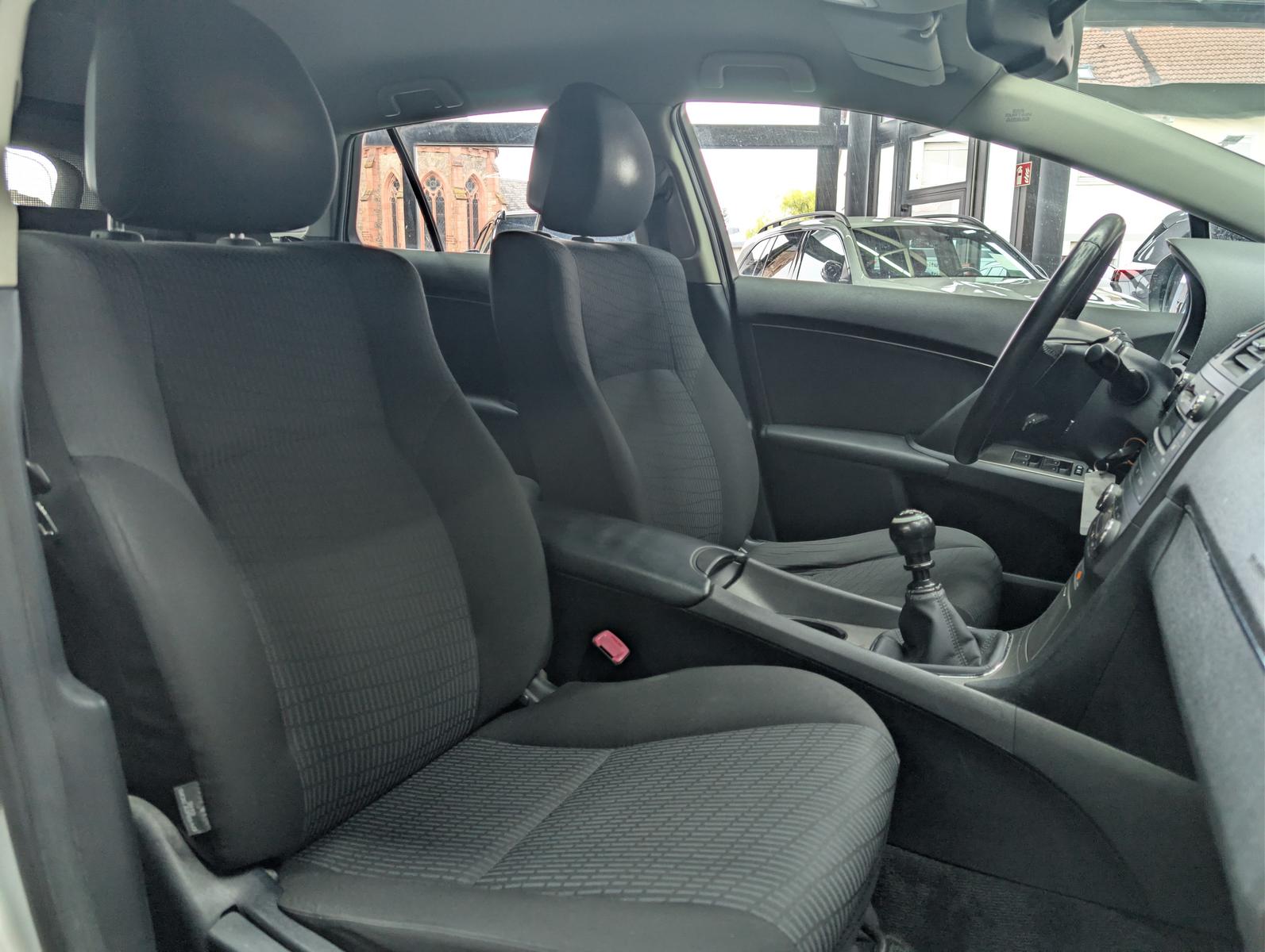 Toyota Avensis 2010 — photo 19