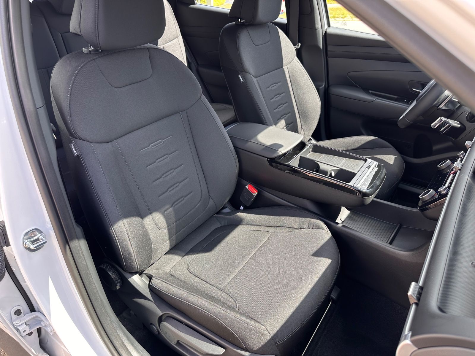 Fahrzeugabbildung Hyundai TUCSON Black-Line Hybrid 1.6 T-GDi DCT SHZG/RFK