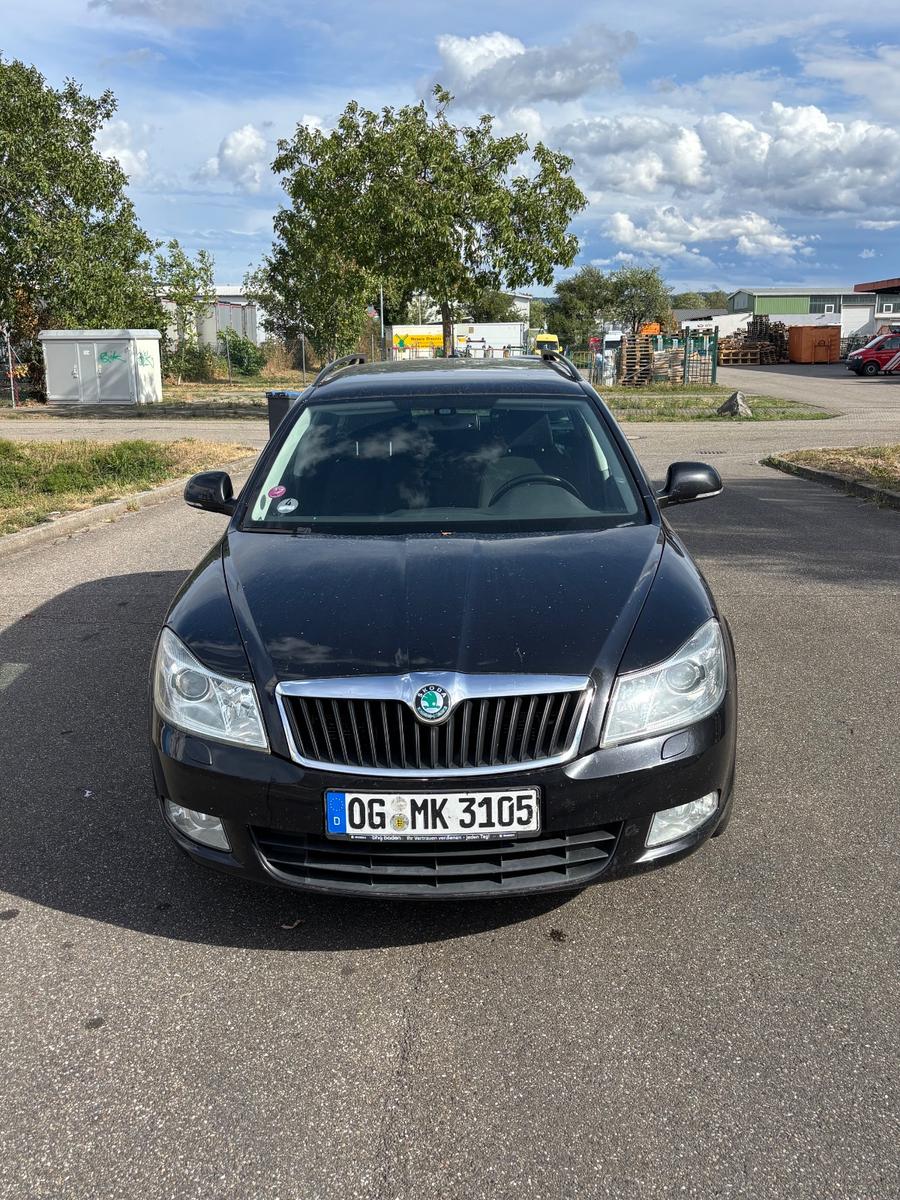 Skoda Octavia 2013 — rear view