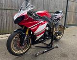 Yamaha R1  Rennstrecke  - YAMAHA 2011 R1