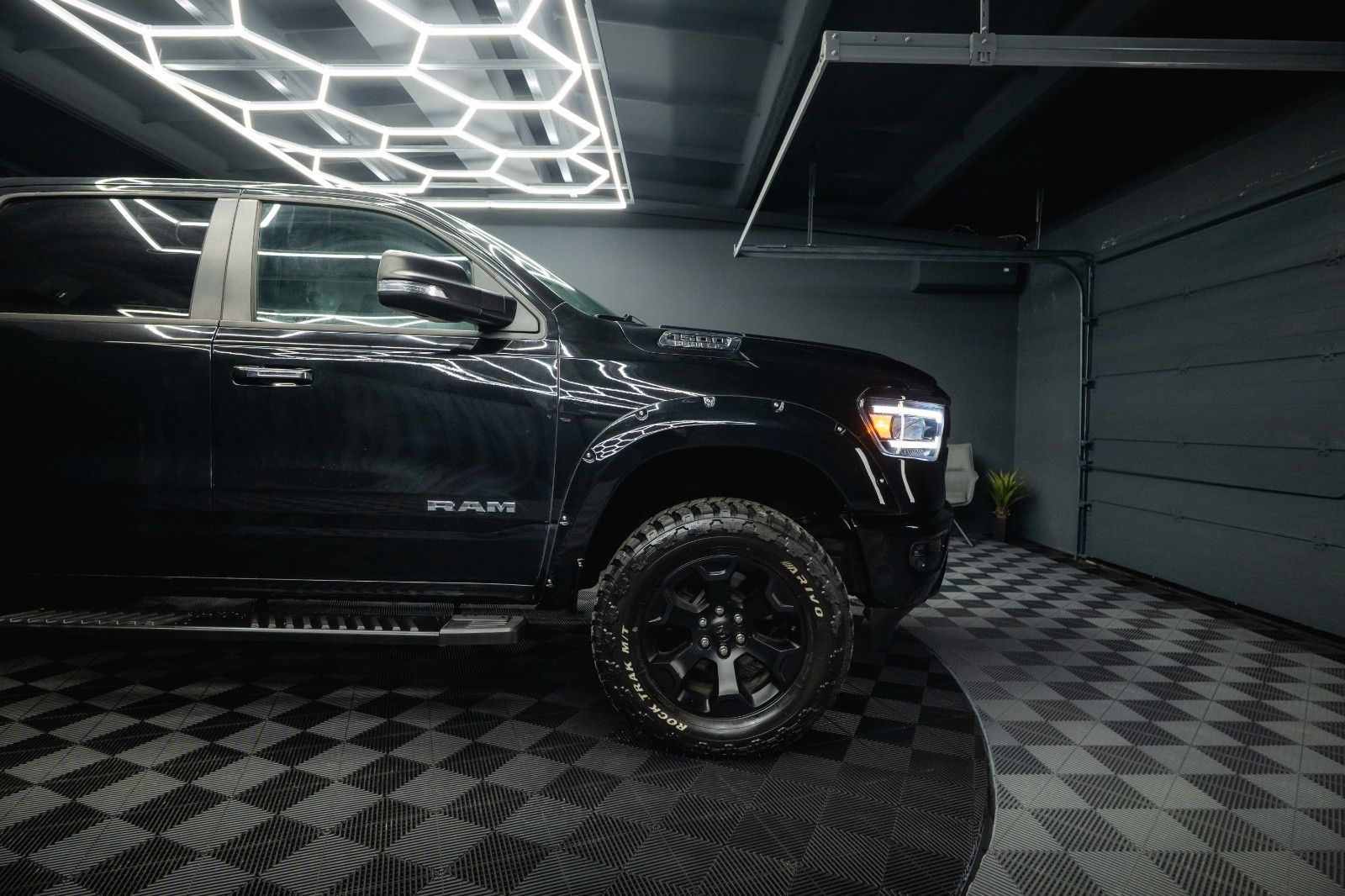 Fahrzeugabbildung Dodge RAM 5.7 V8 HEMI 4x4 OFFROAD Night-Paket *LED*