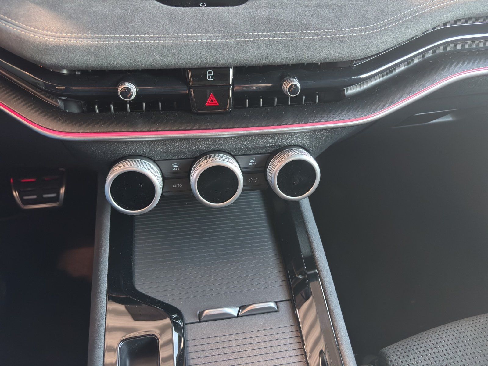 Fahrzeugabbildung SKODA Superb Combi Sportline 2,0 TDI 142 kW DSG 4x4