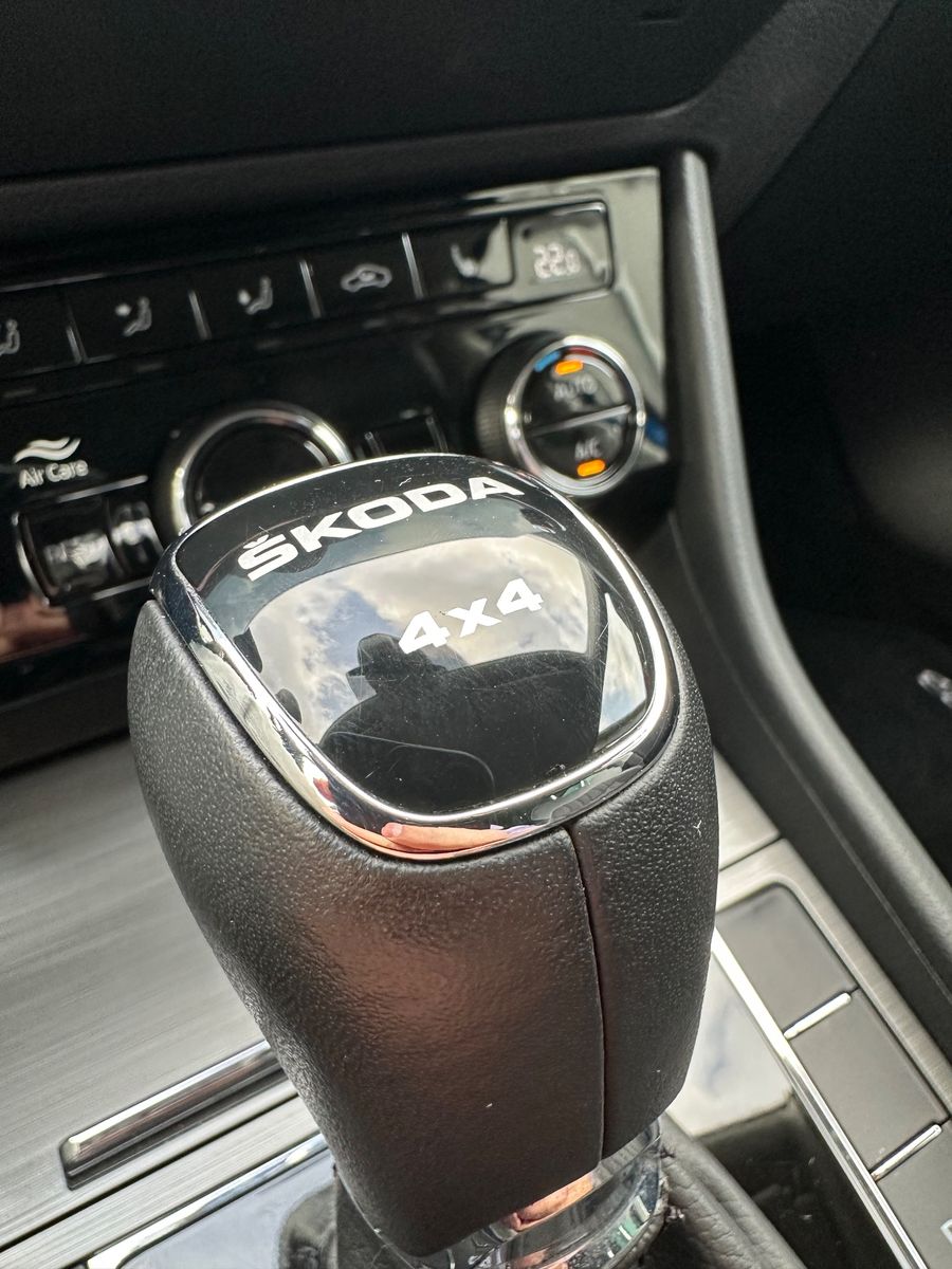 Fahrzeugabbildung SKODA Superb Combi 2.0 TDI DSG 4x4 Style NAV+LED+AHK