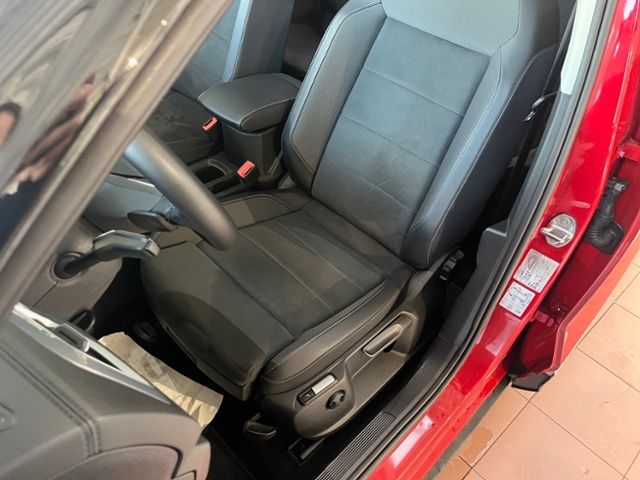Fahrzeugabbildung Volkswagen T-ROC 1.5 TSI DSG STYLE IQ.LIGHT NAVI AHK KAMERA