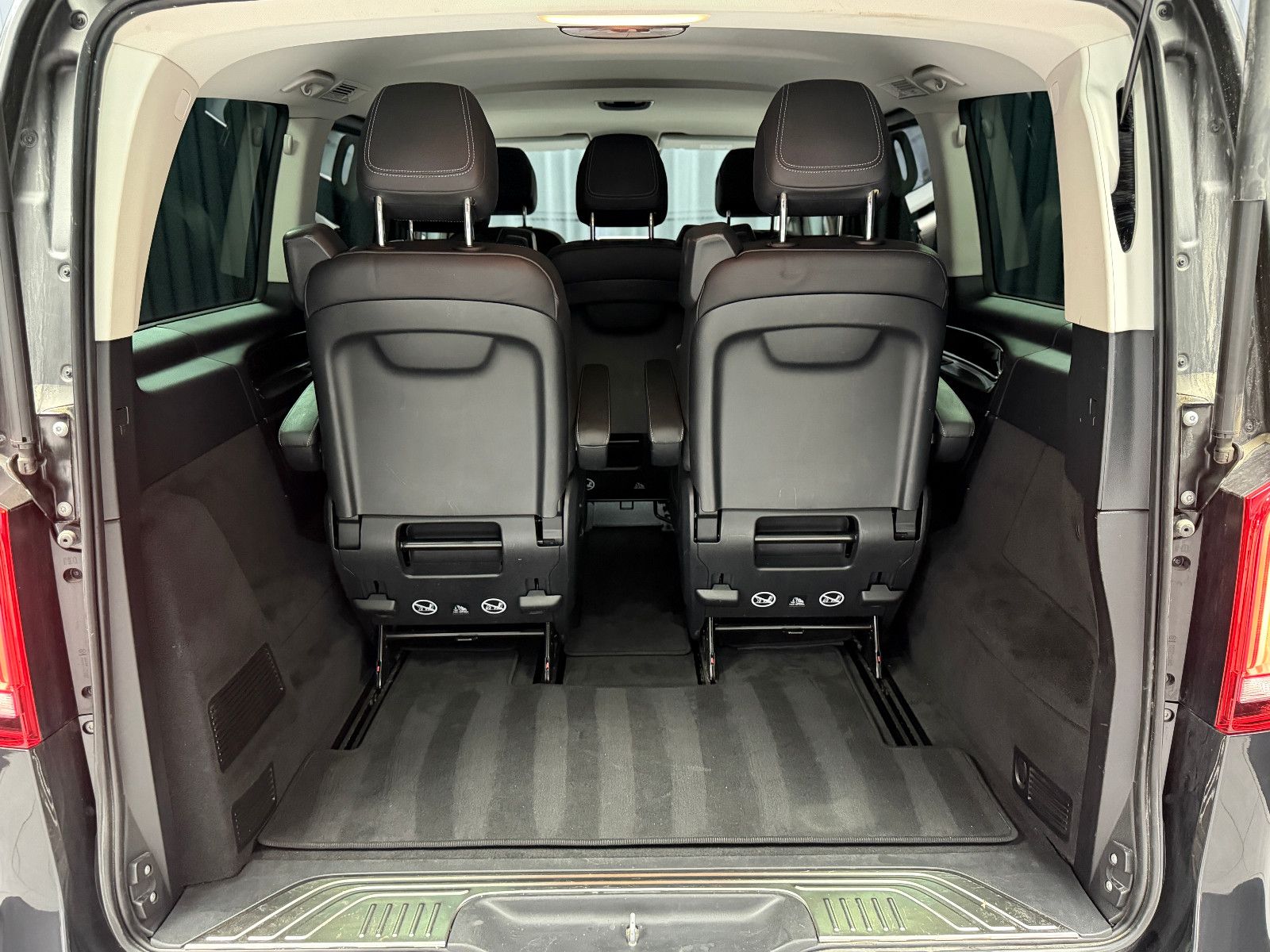 Fahrzeugabbildung Mercedes-Benz V300 d AVANTGARDE EDITION 4MATIC lang|BURMESTER|