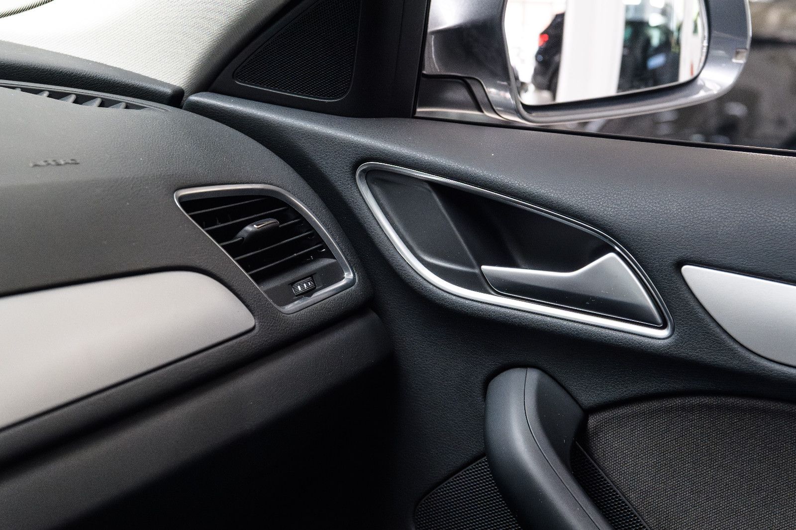 Fahrzeugabbildung Audi Q3 1.4l 110kw S-Line +AHK +Pano +Navi