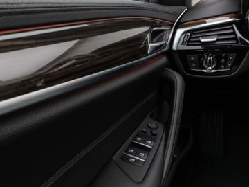 Fahrzeugabbildung BMW 530i LuxuryLine Kamera HUD Komfort SoftCl Alarm
