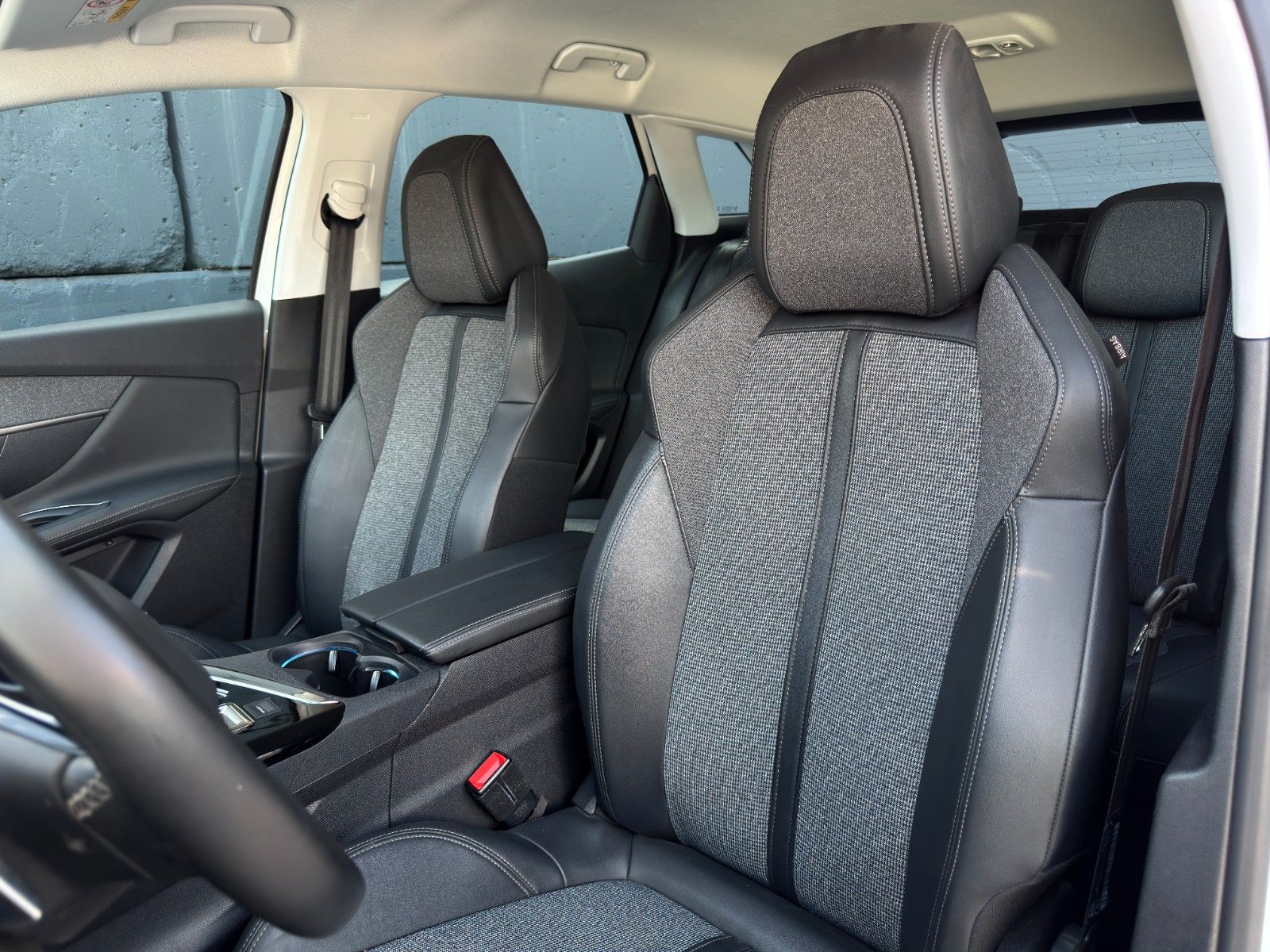Fahrzeugabbildung Peugeot 3008 PureTech 180 Allure Tempomat PDC CarPlay