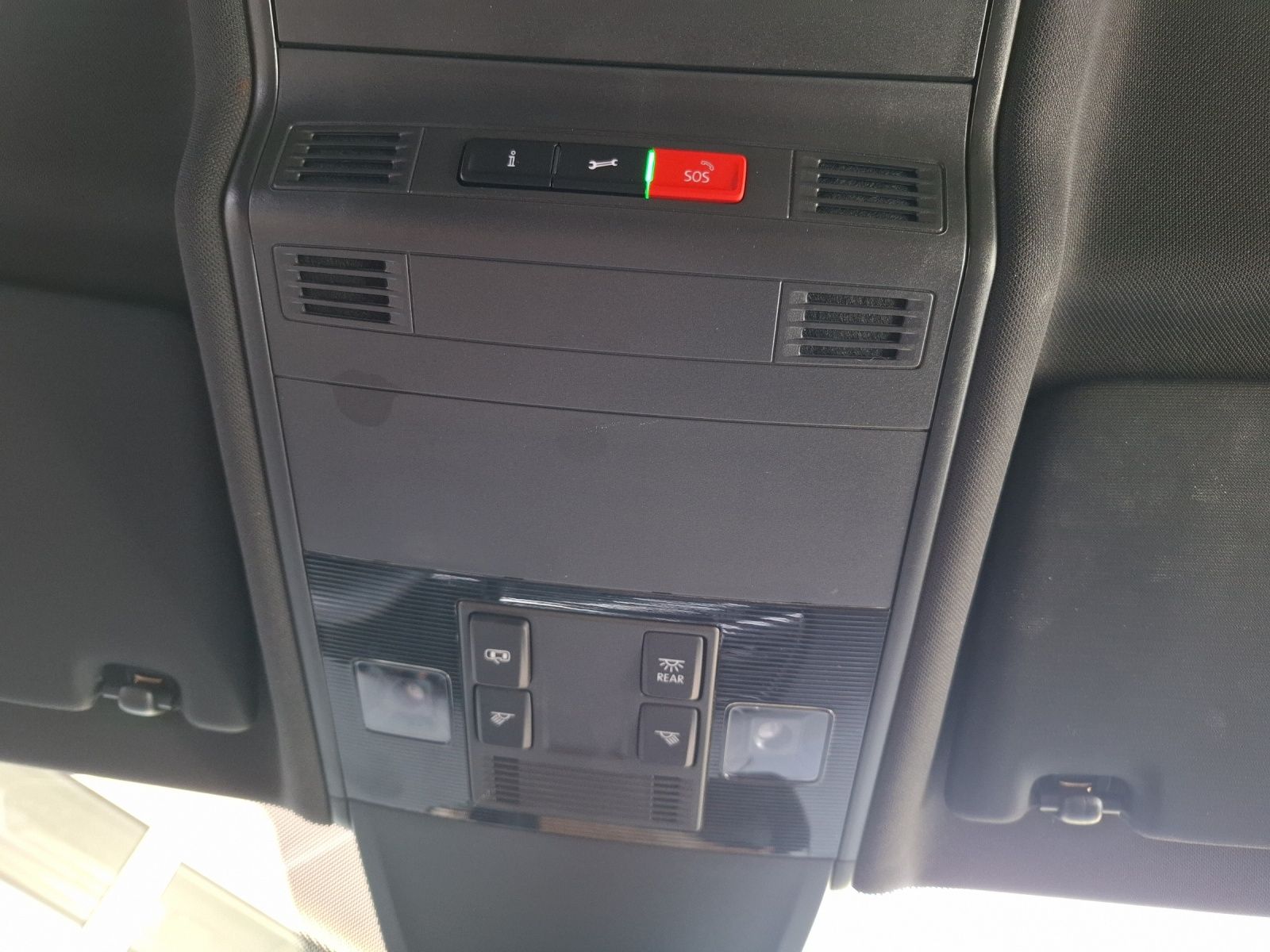 Fahrzeugabbildung Volkswagen Tiguan TDI R-Line DSG STH Matrix AHK Navi AID AC