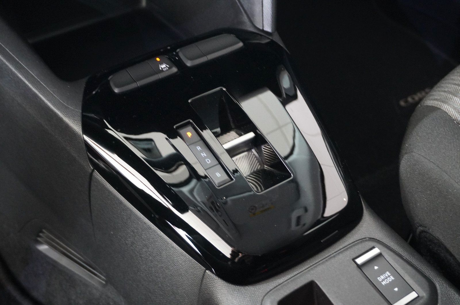 Fahrzeugabbildung Opel Corsa-e F EDITION 7KW NAVI/VIRT/DAB/TEMP/WÄRMEP