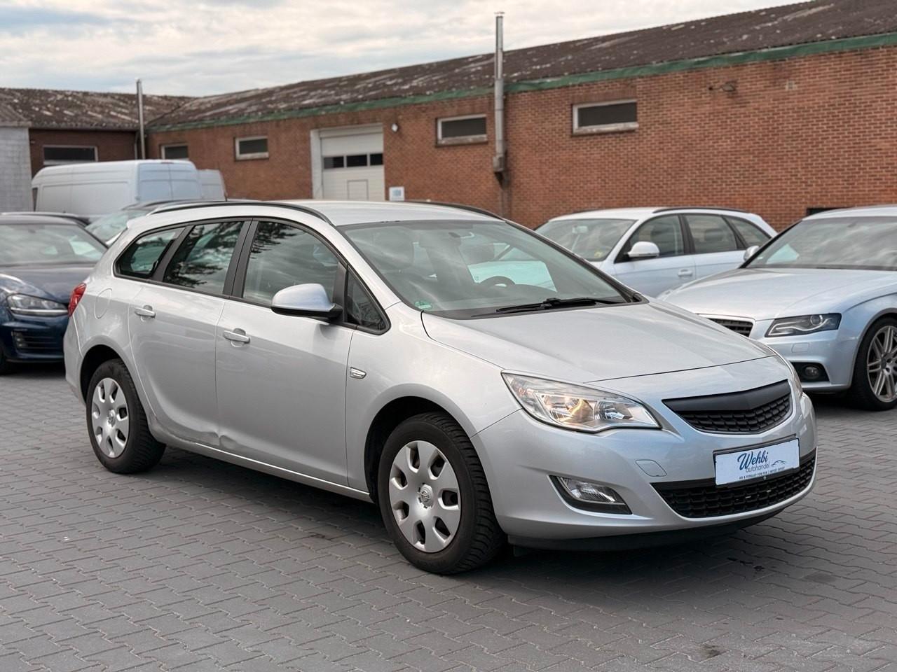 Opel Astra 2012 — interior