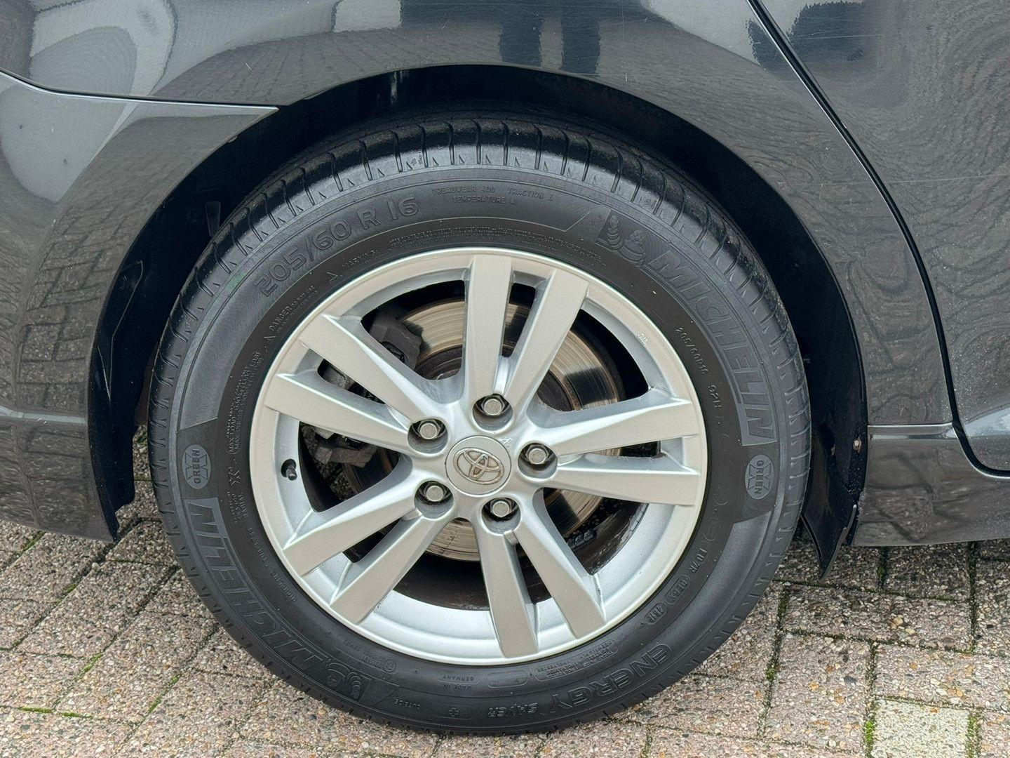 Toyota Avensis 2010 — photo 11