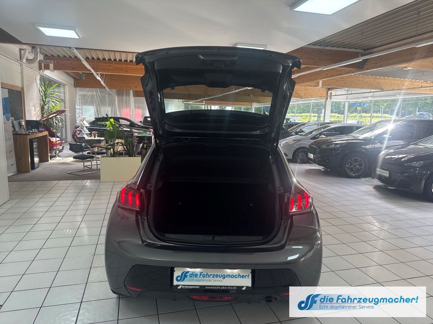 Fahrzeugabbildung Peugeot 208 Allure Navi Digitales Cockpit LED Apple CarP