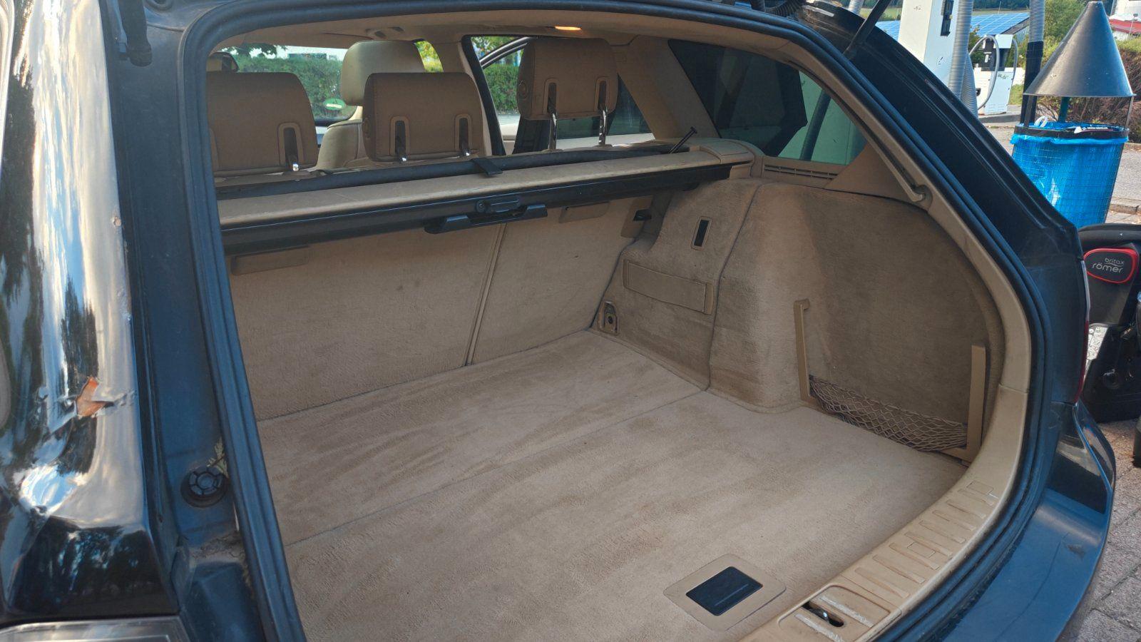 BMW 330 2006 — rear view