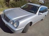 Mercedes-Benz E 320 CDI T CLASSIC, AUTOM, SZH, LEDER, 1HAND - Mercedes-Benz E 320: T Cdi
