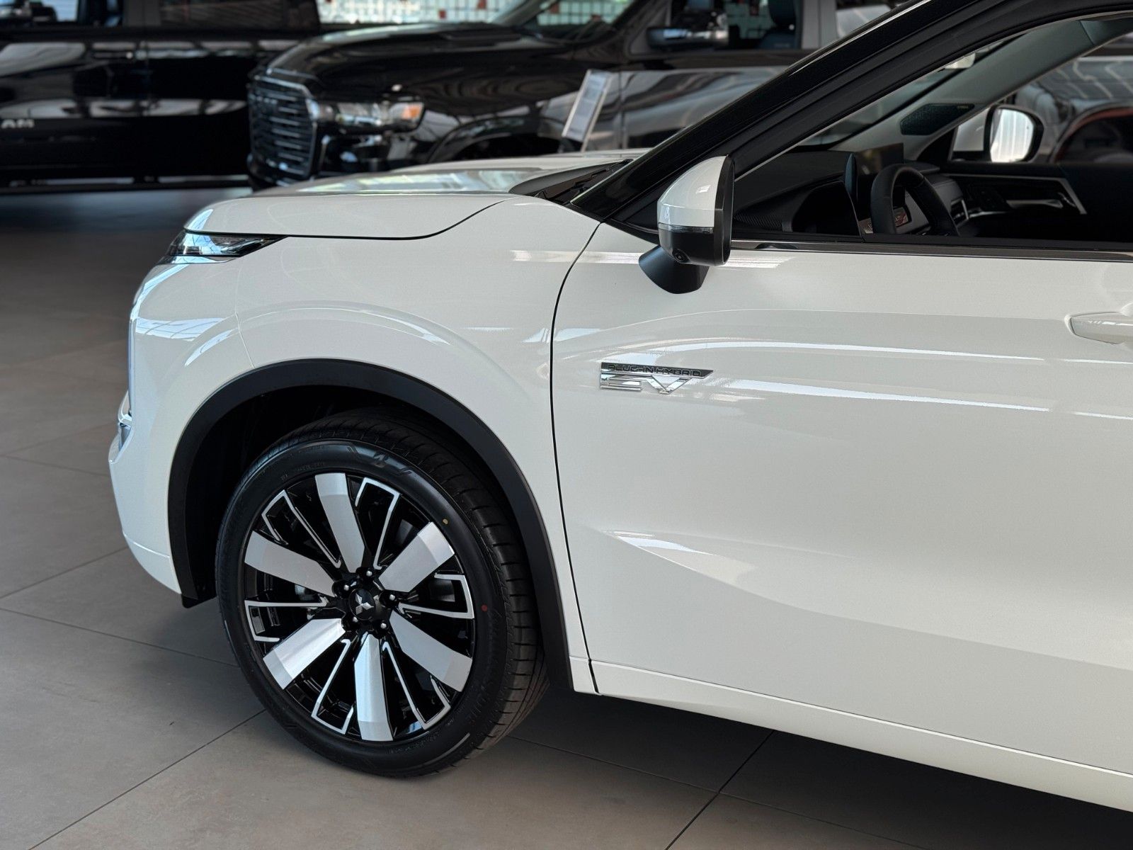 Fahrzeugabbildung Mitsubishi Outlander 2.4 PLUG-IN HYBRID 4WD TOP